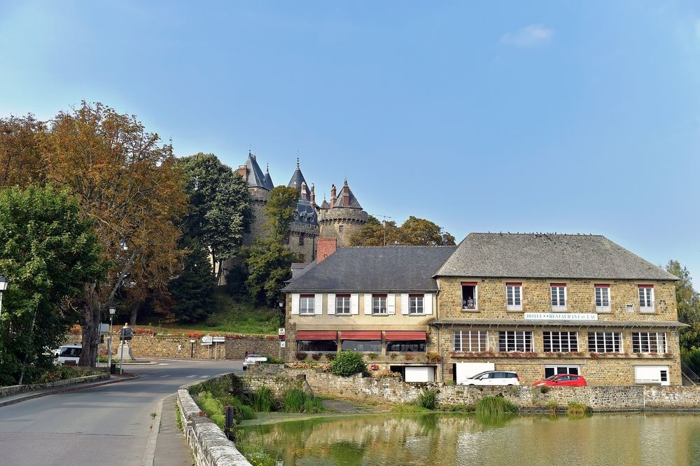 Hotel Restaurant Du Lac Combourg Exterior photo